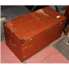 Image 2 : LARGE STORAGE TRUNK 31" LONG 15" WIDE 16" TALL.