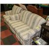 Image 1 : UPHOLSTERED 60" LOVE SEAT WITH 39" CHAIR.