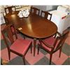 Image 2 : VINTAGE WOOD TABLE (58"X42"X29.5") W/ 6 CHAIRS AND
