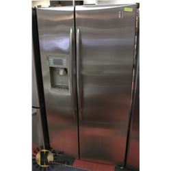 GE STAINLESS STEEL FRENCH DOOR FRIDGE WITH WATER &