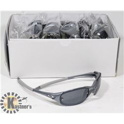 GREY OAKLEY STYLED SUNGLASSES