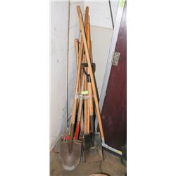 ASSORTMENT OF GARDEN TOOLS