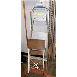 2 SMALL LADDERS