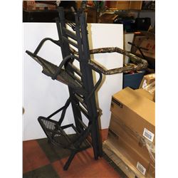HUNTING CAMO TREE STAND