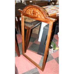 UMCLAIMED MERCHANDISE HALLWAY MIRROR