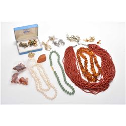 Selection of vintage collectible jewellery including Bond Boyd pins and earrings, free form pearl ne