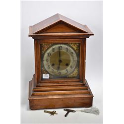 Vintage oak cased chiming mantle clock, working at time of cataloguing