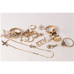 Selection of gold jewellery including 10kt gents ring, fine 9kt gold chain bracelet, selection of go