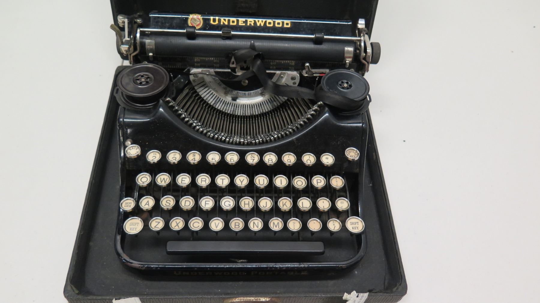 Vintage Underwood Universal Portable Typewriter w Case Vintage Underwood Universal Portable Typewriter w Case