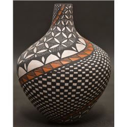 ACOMA INDIAN POTTERY VASE(SANDRA VITORINO)