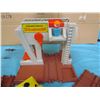 Image 3 : FISHER PRICE LIFT AND LOAD RAILROAD (MISSING CRANE)