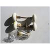 Image 2 : LOT OF 4 KNOBS (2 PORCELAIN, 2 BRASS)