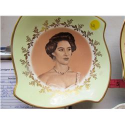 QUEEN ELIZABETH GLASSWARE (4 PLATES, 3 SAUCERS)