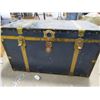 Image 3 : CHRISTIE STEAMER TRUNK WITH TRAY (36 X 19.5 X 21)