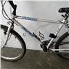 Image 2 : WHITE SPECIALIZED BIKE