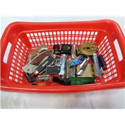 RED TRAY OF NOVELTY LIGHTERS AND POCKET KNIVES