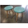 Image 4 : 2 SHORT PAINTED STOOLS