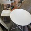 Image 2 : 3 FOLDING TABLES AND FOLDING CHAIR