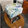 Image 1 : MODERN FOOTSTOOL