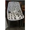 Image 1 : SET OF 6 WHITE PLASTIC PATIO CHAIRS