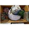 Image 1 : SHELF LOT OF DECORATIVE ITEMS