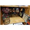Image 2 : SHELF LOT OF DECORATIVE ITEMS