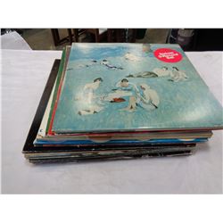 STACK OF VARIOUS VINYL RECORDS INCLUDING BARRY MANILOW