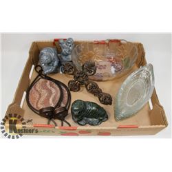 FLAT W/3 INUIT FIGURINES, DECORATIVE GLASS