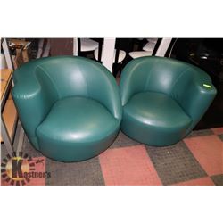 2 GREEN LEATHER SWIVEL LOUNGE CHAIRS.