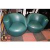 Image 1 : 2 GREEN LEATHER SWIVEL LOUNGE CHAIRS.