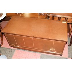 WOOD TONE VINTAGE STORAGE TRUNK, 40"X17.5"X18".