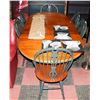 Image 1 : TWO TONE WOOD TABLE AND 6 CHAIRS 2 LEAFS