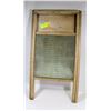 Image 1 : ANTIQUE WASHBOARD
