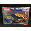 Image 1 : MONOGRAM 1:24 SCALE #16 FAMILY CHANNEL THUNDERBIRD MODEL KIT