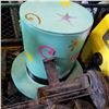 Image 3 : VINTAGE DUAL ELECTRIC HORN AN DTOP HAT HELIUM TANK