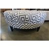 Image 3 : LARGE GREY TUFTED GREY AND BLACK OTTOMAN