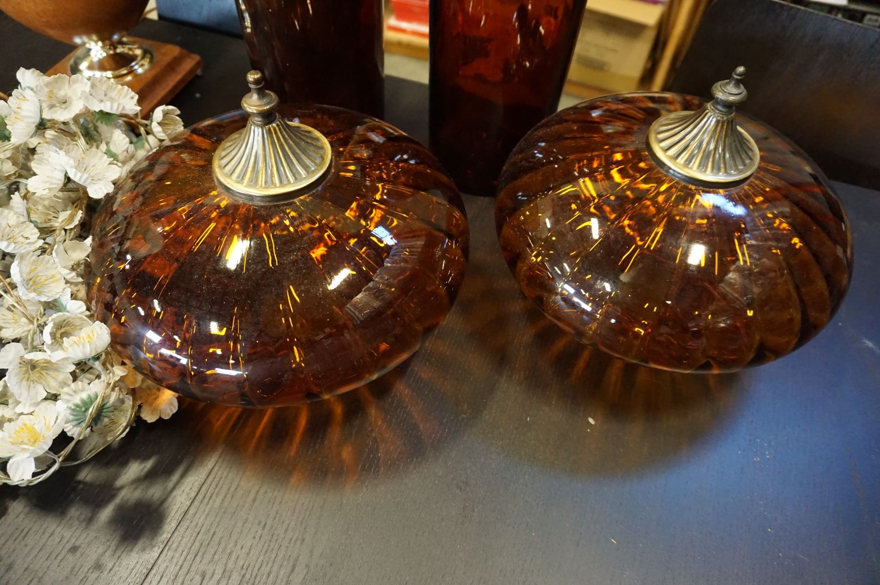 LOT OF VINTAGE AMBER GLASS LAMP SHADES, 2 VASES, AND LAMP