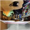 Image 3 : BOX OF ANTIQUES AND COLLECTIBLES