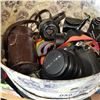 Image 3 : 2 VINTAGE CAMERAS AND LENSES