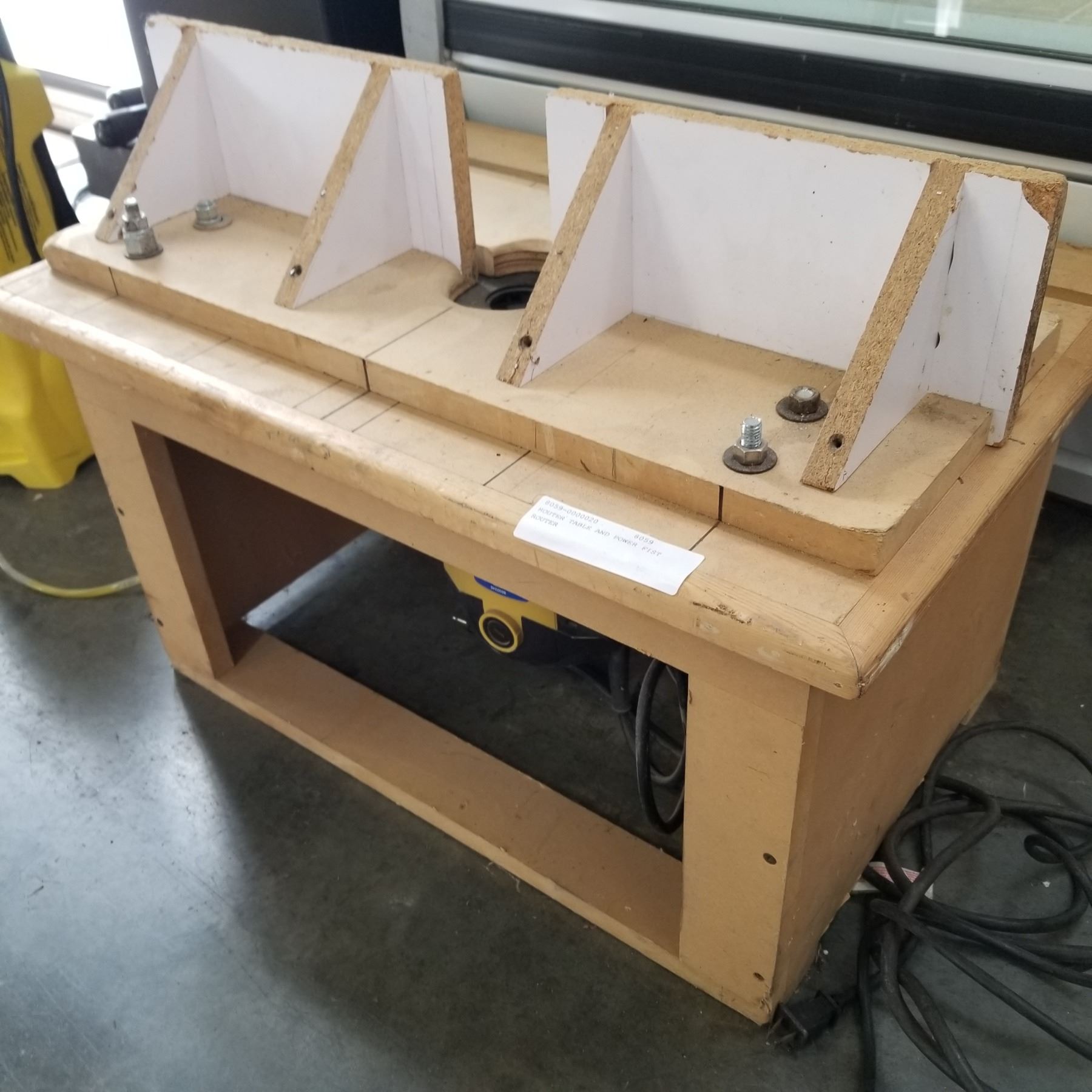 ROUTER TABLE AND POWER FIST ROUTER