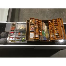 FISHERMANS TACKLE BOX & CONTENTS/LURE BOX WITH LURES & 2 DOWNRIGGER CANNONBALLS