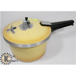VINTAGE PRESTO PRESSURE COOKER
