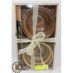 BOX OF DECORATIVE BOWLS (3).