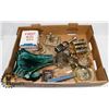 Image 1 : FLAT OF ASSORTED COLLECTIBLES INCLUDING