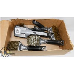 BOX OF WHITEWALL/ SIDEWALL TIRE BRUSHES