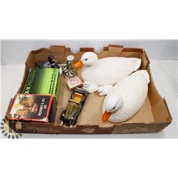 ESTATE FLAT OF VINTAGE COLLECTIBLES INCLUDING