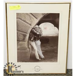 2 LOVERS KISSING PICTURE