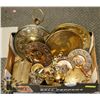 Image 1 : BOX OF BRASS COLLECTIBLES