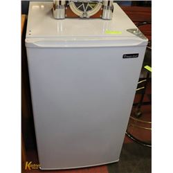 WHITE MAGIC CHEF BAR FRIDGE W/FREEZER