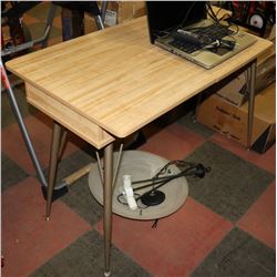 ADJUSTABLE SEWING TABLE WITH 1 DRAWER.